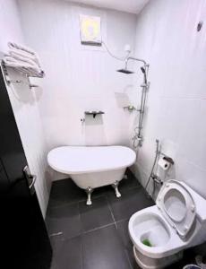 Un baño con inodoro, bañera y lavabo. en اوبن هوسبتالتي ابها Open, en Abha 8 fotos más