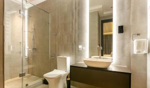 une salle de bain avec toilettes, lavabo et douche dans l'établissement Crescent Cove, Luxury 3 Bedroom Home, à Kwedonu 14 autres photos