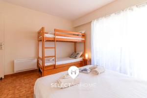 Ένα ή περισσότερα κρεβάτια σε δωμάτιο στο SELECT'soHOME - Duplex au coeur du Lavandou avec parking ! - VISTA MARE