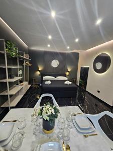 Cette chambre comprend un lit et une table avec des verres à vin. dans l'établissement Elite holiday apartments Catanzaro, à Catanzaro