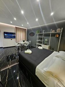 une chambre avec un grand lit et une table dans l'établissement Elite holiday apartments Catanzaro, à Catanzaro