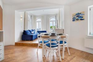 een keuken en woonkamer met een tafel en stoelen bij Villa Sonneck Appartement 20 in Ostseebad Sellin
