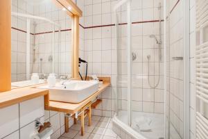 een badkamer met een wastafel en een douche bij Villa Sonneck Appartement 20 in Ostseebad Sellin +22 foto's
