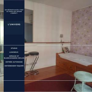 Habitación con cama y taburete. en L'univers d'Arras, en Arras