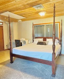 una camera da letto con un letto grande con soffitto in legno di Lafayette Family Home-Free Parking Downtown & 3 Bedrooms a Lafayette