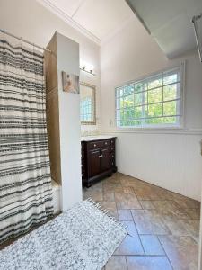 un bagno con doccia, lavandino e finestra di Lafayette Family Home-Free Parking Downtown & 3 Bedrooms a Lafayette