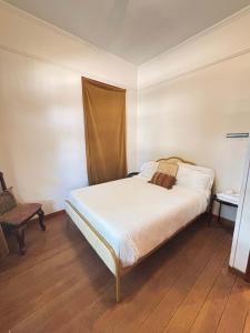 una camera da letto con un letto e una sedia di Lafayette Family Home-Free Parking Downtown & 3 Bedrooms a Lafayette