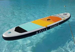 une planche de surf flottant dans l'eau de l'océan dans l'établissement Baia Kristal - Vacaciones Cartagena Colombia, à Carthagène des Indes