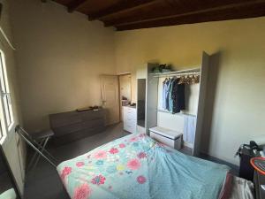 拉芒坦Résidence paisible avec vue sur les montagnes的一间带床和浴室的小卧室 更多2张照片