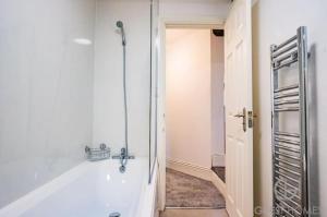 une salle de bain avec douche et baignoire dans l'établissement Charming 2-Bed Apartment in Bewdley Town Centre, à Bewdley