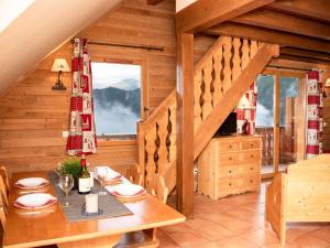 ein Esszimmer mit einem Tisch in einer Hütte in der Unterkunft Duplex 1 Pièce 6 pers avec Balcons et Parking à Pra Loup - FR-1-504-167 in Uvernet