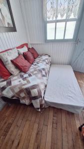 Postel nebo postele na pokoji v ubytování CASA de 2 quartos com 2 ares-condicionados em TORRES-RS - Na mais bela praia Gaúcha - Cozinha - Banheiro - TV smart 32 e Wi-Fi - Estacionamento - Anfitriã Superhost no BnB