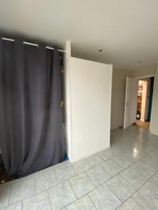 a room with a white door and a tiled floor at Pour une Escapade Urbaine in Blanquefort