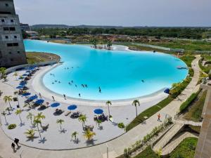 Elle offre une vue sur la grande piscine. dans l'établissement Baia Kristal - Vacaciones Cartagena Colombia, à Carthagène des Indes