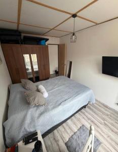 ein Schlafzimmer mit einem Bett und einem Flachbildfernseher in der Unterkunft Casa en Maldonado in Maldonado