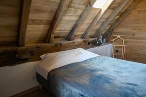 a large bed in a room with wooden walls at Buron de Léon, en plein cœur de l Aubrac in Laguiole