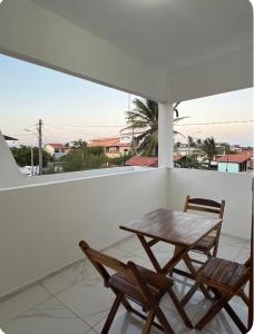 卡诺格布拉达Apartamento da Kenia的阳台上配有一张木桌和两把椅子