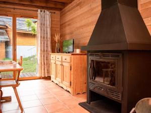 einen Kamin im Wohnzimmer mit Herd in der Unterkunft Charmant Chalet 6 Pers. avec Terrasse et Parking - Résidence Les Chalets de Praroustan, Pra Loup 1500 - FR-1-504-364 in Uvernet