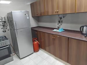 Köök või kööginurk majutusasutuses MANAZEL2 ladies and Family stay only corniche apartment +2 fotot