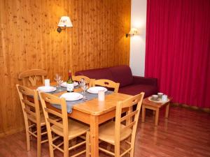 une salle à manger avec une table, des chaises et un canapé dans l'établissement Duplex 4 Pièces, 8 Pers, Piscine Couverte, Près des Pistes à Superdevoluy - FR-1-504-441, à Superdevoluy