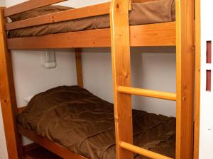quelques lits superposés dans une chambre dans l'établissement Appartement 3 Pièces pour 6 Personnes avec Piscine - Résidence Le Hameau du Puy, Superdévoluy - FR-1-504-455, à Superdevoluy 14 autres photos