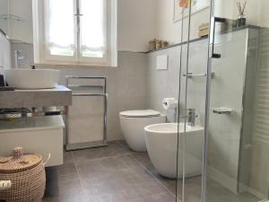 Villa Atusca - Castiglioncello في كاستجليونسيلو: حمام مع مرحاض ومغسلة +31 صورة