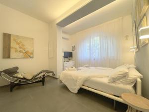 Villa Atusca - Castiglioncello في كاستجليونسيلو: غرفة مستشفى بها سرير وكرسي