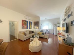 Villa Atusca - Castiglioncello في كاستجليونسيلو: غرفة معيشة بها أريكة وطاولة