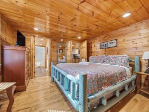 Giường trong phòng chung tại A Secluded Retreat #216