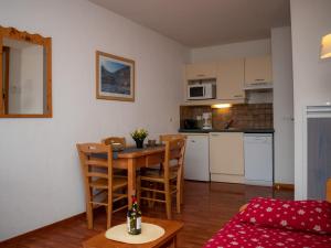 une cuisine et une salle à manger avec une table et des chaises dans l'établissement Appartement 2 pièces avec balcon, 4 pers, animaux admis, parking - FR-1-504-488, à Superdevoluy