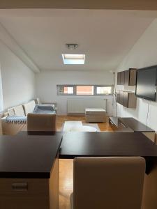 una sala de estar con un sofá y una mesa en Apartman Luka, en Niš
