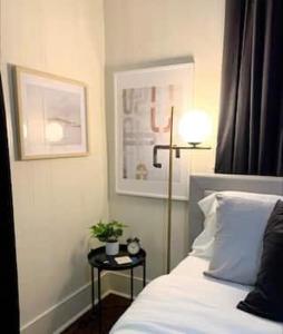 Giường trong phòng chung tại Comfortable Stay in Shared Home by UL Lafayette