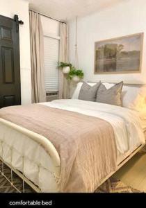 Giường trong phòng chung tại Comfortable Stay in Shared Home by UL Lafayette