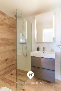 ein Badezimmer mit Waschbecken und Glasdusche in der Unterkunft SELECT'SOHOME - Mas des Canadels - Maison pour 6 personnes avec jardin privé ! - RCMAS in Rayol-Canadel-sur-Mer