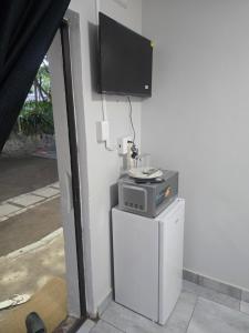 una tv a parete con un computer sopra di Cooperville a New Germany