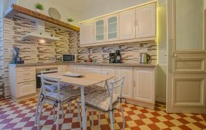 a kitchen with a table and chairs in a room at L'instant champenois in Bréviandes