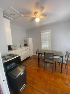 una cucina e una sala da pranzo con tavolo e piano cottura di Peaceful 1BR Home with Full Kitchen & Cozy Vibe a Lafayette Altre 3 foto