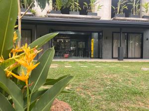 ein Haus mit einer gelben Blume davor in der Unterkunft Sirilaka Wedagedara in Alutwala