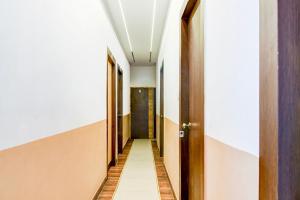 einen Flur mit Tür in der Unterkunft Hotel O MD INTERNATIONAL GUEST HOUSE in Kalkutta