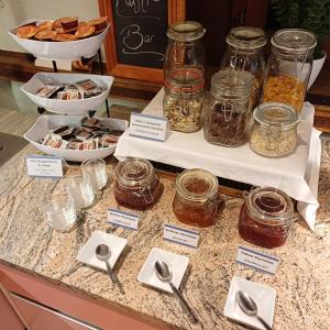 blat z słoikami z jedzeniem i łyżkami w obiekcie TRIP INN PostHotel Düren w mieście Düren +72 zdjęcia