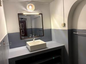 un baño con lavabo y espejo en Avalon Villa Unawatuna, en Unawatuna