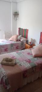 Postel nebo postele na pokoji v ubytování HABITACIONES EN frente DEL PUERTO