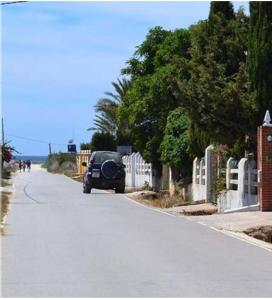 ein Auto, das an der Straßenseite geparkt ist in der Unterkunft Casas en el palmar in El Palmar