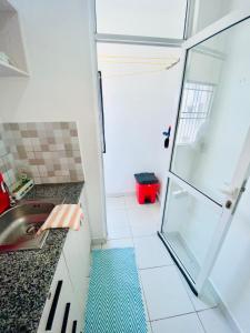 Ένα μπάνιο στο Cosy 2bdrm mombasa CBD pool gym washer AC