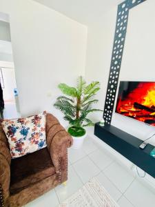 Μια τηλεόραση ή/και κέντρο ψυχαγωγίας στο Cosy 2bdrm mombasa CBD pool gym washer AC +37 φωτογραφίες