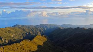 eine Luftansicht auf eine Bergkette in der Unterkunft IlhaMontanha - Serras da Ilha in Jogo da Bola