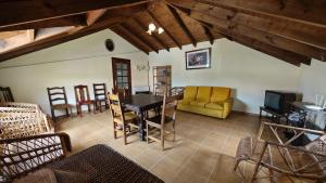 ein Wohnzimmer mit Esstisch und Stühlen in der Unterkunft IlhaMontanha - Serras da Ilha in Jogo da Bola