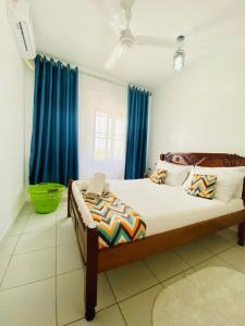 Ένα ή περισσότερα κρεβάτια σε δωμάτιο στο Cosy 2bdrm mombasa CBD pool gym washer AC