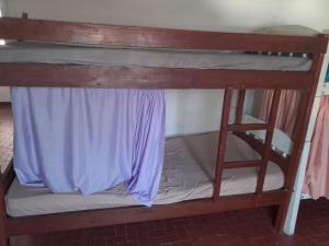 亚松森Quintana Liz的双层床,上面有梯子