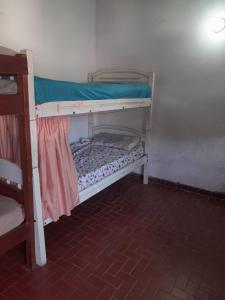 亚松森Quintana Liz的一间有两张双层床的小房间